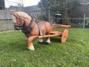 Pferde Deko für den Garten mit Wagen
