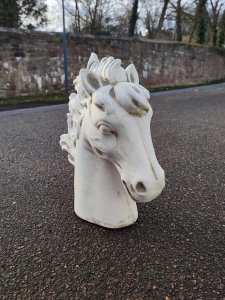 Betonfigur Pferdekopf als Gartendeko, 35 cm hoch 4