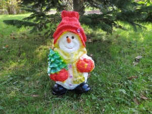 Deko Schneemann Figur für Weihnachtsdeko draussen, mit Mütze und Christbaum, 45 cm hoch