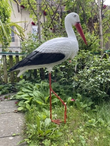Grosser Deko Storch 75 cm hoch in einer Profilansicht.