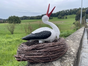 Deko Storch im Nest seitlich mit gut sichtbarem Reisignest.