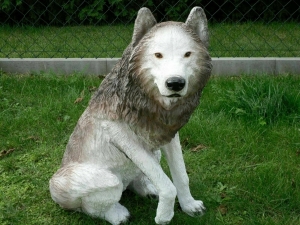 Sitzende Wolf Figur gross, braun, 67 cm hoch