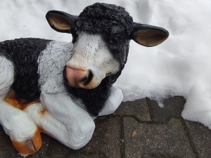Dekofigur liegendes Kalb für den Garten, 70 cm lang