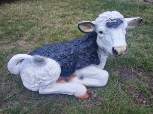 Dekokalb liegend, für den Garten, 70 cm lang