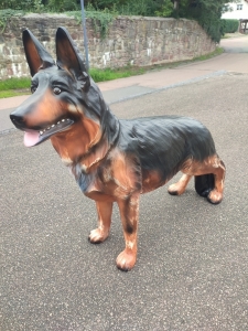 Deutsche Schäferhund Dekofigur für den Garten oder Wohnung mit dunklerer Kolorierung