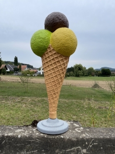 Eistuete mit vier Kugeln und rundem Sockel als Gesamtansicht