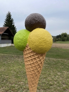 Riesen Eistuete mit vier farbigen Kugeln von hinten