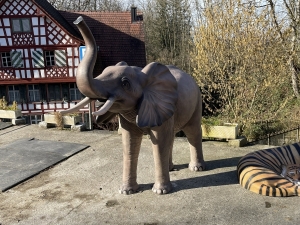 elefant als gartendeko schraeg von vorne links betrachtet