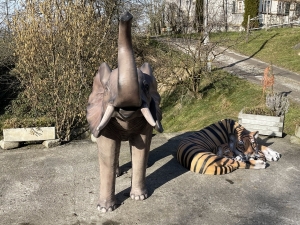elefant gartenfigur mit erhobenem ruessel in der vorderansicht