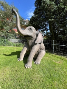 Elefantenfigur sitzend mit gut sichtbarer Seitenform.