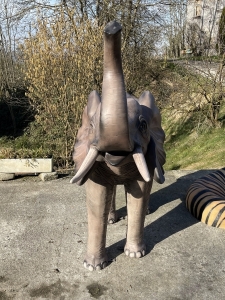 stehende elefantenfigur 160 cm mit erhobenem ruessel in der frontansicht