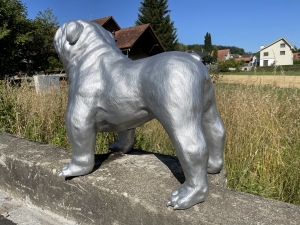 Deko Hundefigur Bulldogge mit klarer Seitenansicht.
