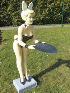 Pin Up Girl Figur mit Tablet, 99 cm hoch 1