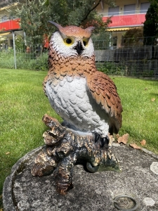 eulenfigur als gartendeko in der frontansicht