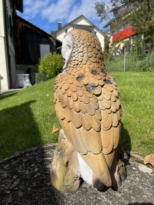 eulenfigur als gartendeko in der nahen rueckansicht