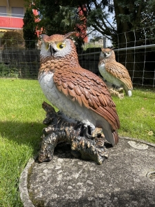 eulenfigur lebensgross 56 cm als gartendeko in der frontansicht