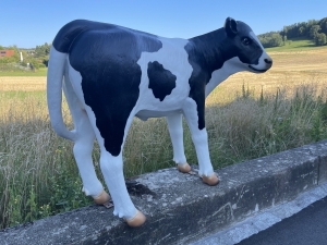 Fressende Kuhfigur schraeg von hinten