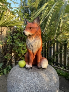 Deko Fuchs sitzend aus der seitlichen Perspektive.