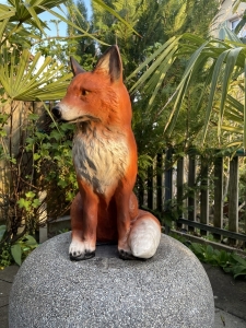 Rueckansicht der sitzenden Fuchsfigur fuer den Garten.