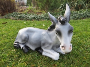 Krippenfigur Deko Esel liegend, 41 cm hoch