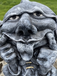 Gesichtsdetail der grauen Gargoyle Figur
