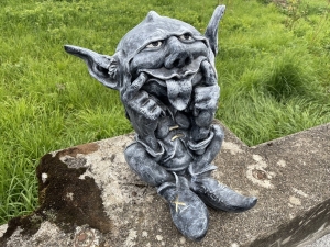 Gargoyle Figur grau 50 cm in schraeger Ansicht