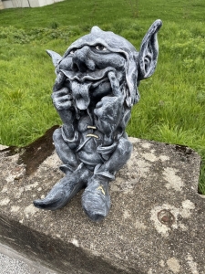 Gargoyle Gartendeko 50 cm frontal seitlich fotografiert