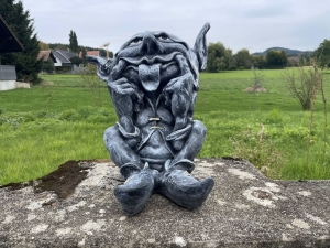 Graue Gargoyle Gartenfigur 50 cm in der Frontansicht