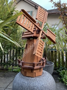 Solar Windmühle aus Holz im Garten Seite