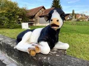 Kalbfigur lebensgross, liegend, schwarz-weiss, 91 cm lang 1
