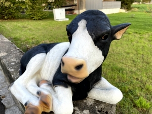 Liegendes Deko Kalb, lebensgross als Gartenfigur