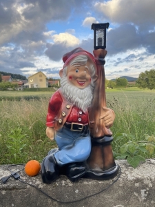Grosser Gartenzwerg XXL mit elektrischer Lampe, 84 cm hoch