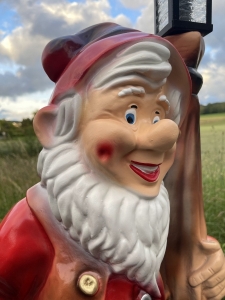Gesichtsdetail beim grossen Gartenzwerg mit Lampe