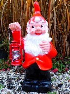 XXL Weihnachtsmann- Gartenzwerg mit Laterne, 95 cm hoch 1