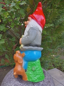 Grosser Gartenzwerg XXL mit bettelndem Hund, 70 cm, links