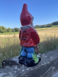 Gartenzwerg XXL mit Reh und Lampe von hinten