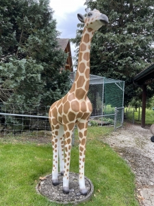 giraffe als gartenfigur in der gesamtansicht von vorne rechts