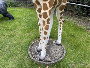 giraffenfigur mit vorderansicht von beinen und sockel