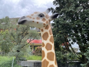 giraffenfigur mit nahaufnahme von kopf und hals