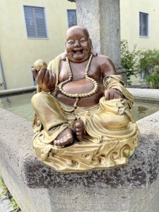 Gluecksbuddha mit Goldklumpen in der Frontansicht