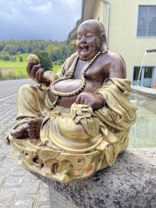 Vorderansicht der sitzenden Gluecksbuddha Figur