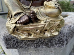 Rueckansicht der Gluecksbuddha Gartenfigur