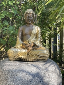 Frontansicht der goldenen sitzenden Buddha Statue