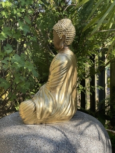 Profilansicht der kleinen Buddha Gartenfigur