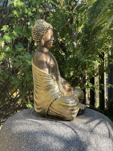 Seitenansicht der sitzenden Buddhafigur 41 cm