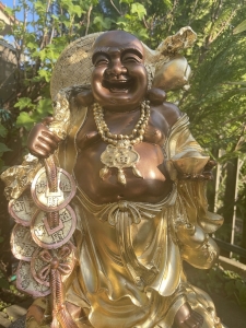 Goldene Buddhafigur mit kleinem in Schraegeansicht