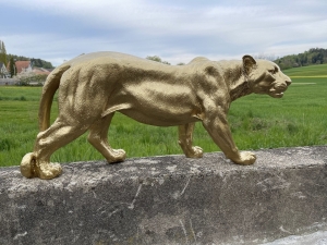 goldene pantherfigur 80 cm als gartendeko in der seitenansicht