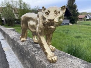 goldener deko-panther mit frontansicht als nahaufnahme
