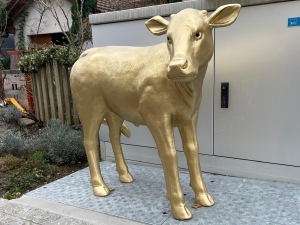 Goldenes Deko Kalb lebensgross 1