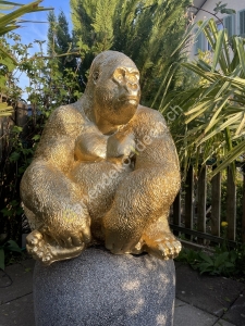 Gorilla Figur golden Kind lebensgross